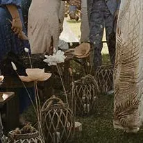 Fleurs en papier blanches et roses avec tiges sur socle, fabrication artsanale par étoile vagabone
