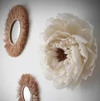 Grande fleur blanche réalisée en papier pour décoration mural, fabrication artsanale par étoile vagabone