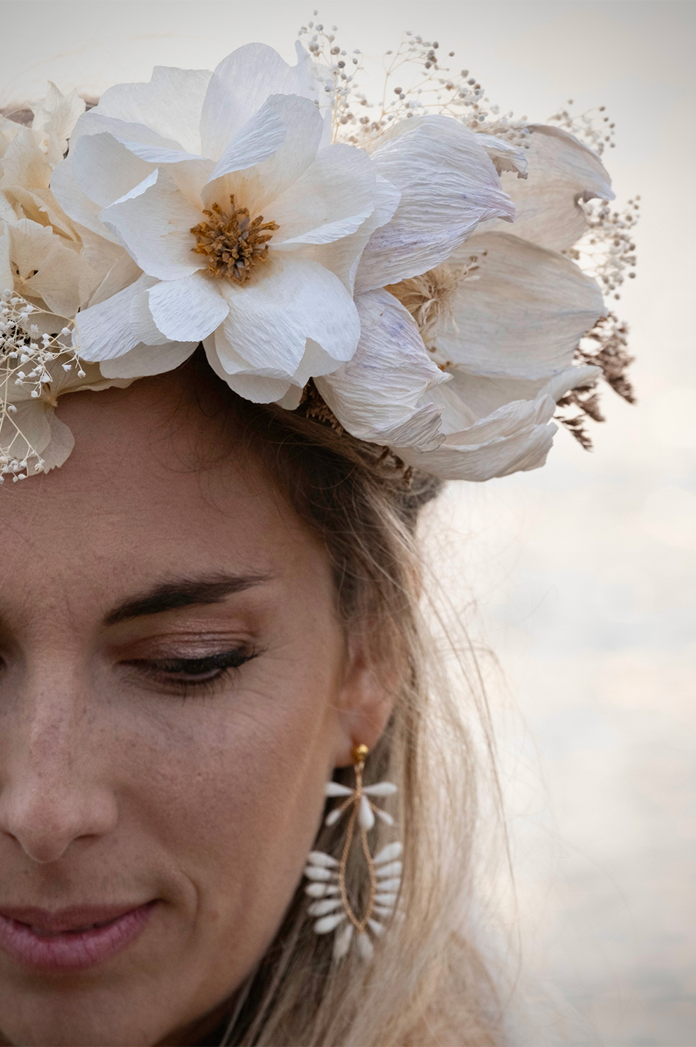 Couronne de fleurs en papier. Fleurs stabilisées et portée par un mannequin. Réalisation : Étoile Vagabonde