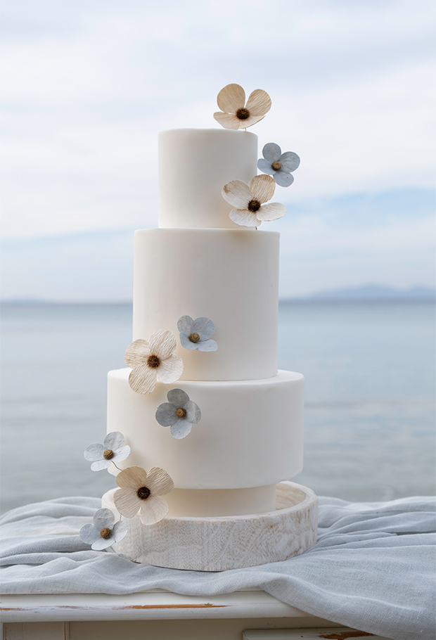 Wedding cake gateau à étage décoration de fleurs en papier pastel. Réalisation : Étoile Vagabonde