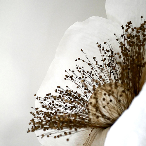 Fleur geante blanche en papier creation artisanale par Étoile Vagabonde