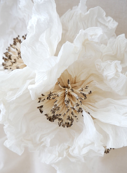 Fleur blanche en papier froissé cœur gypsophile stabilise creation de bijoux artisanaux